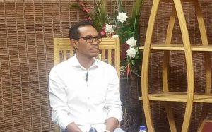 Suspende Atividade Eskola? TLCE Husu MEJD Distribui Livru Ba Estudante Iha Area Rural